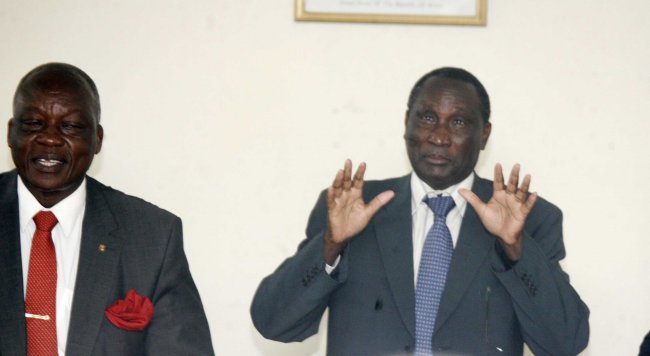 AK Chairman stresses a point when he announced the schedule for the women's 10000m trials.(Photo by Shutterspeed)