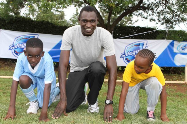 800m World Champion David Rudisha (centre) poses with students from Thomas Burke School during the announcement that he will be the Safeguard Handwashing Ambassador.(Photo:Courtesy)