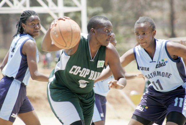 Coop Bank Valary Oginga dribbles away from Strathmore's Emma Awuor. The bankers won 39-30. (Photo by Shutterspeed)