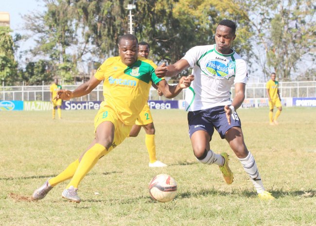 Thika United defender Suleiman Ngotho attempts to tackle Mathare United's Chris Ochieng. (Photo by Alex Wafula)